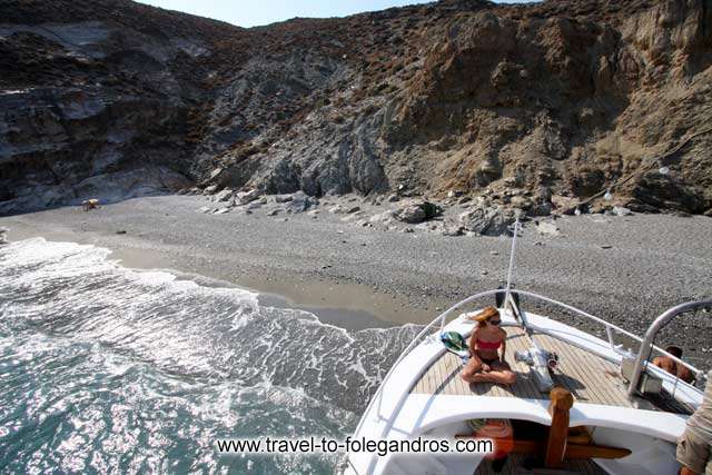 Katergo beach - The tour boat arrives at katergo beach by Ioannis Matrozos