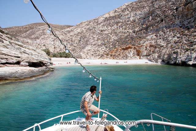 Livadaki beach - The small tour boat arrives at Livadaki